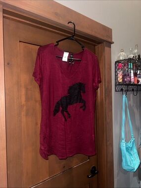 Luna Chix-V-Neck Tee w/ Horse Graphic Maroon